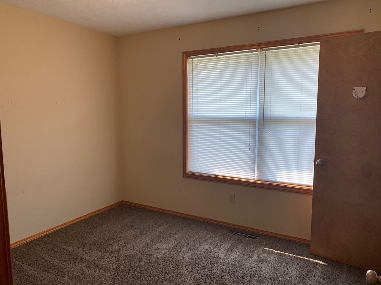 3845 W Roxbury St - Photo 2 of 12