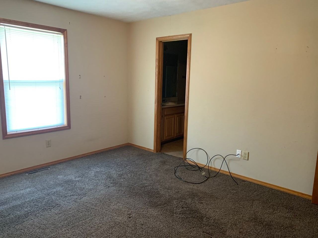 3845 W Roxbury St - Photo 4 of 12