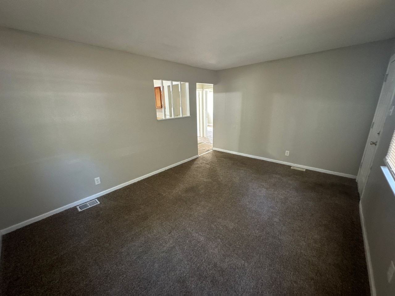 306 Mueller Ave - Photo 2 of 10