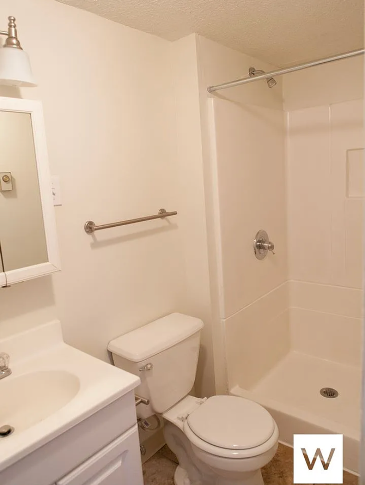 401 S Woodlawn - Photo 4 of 9