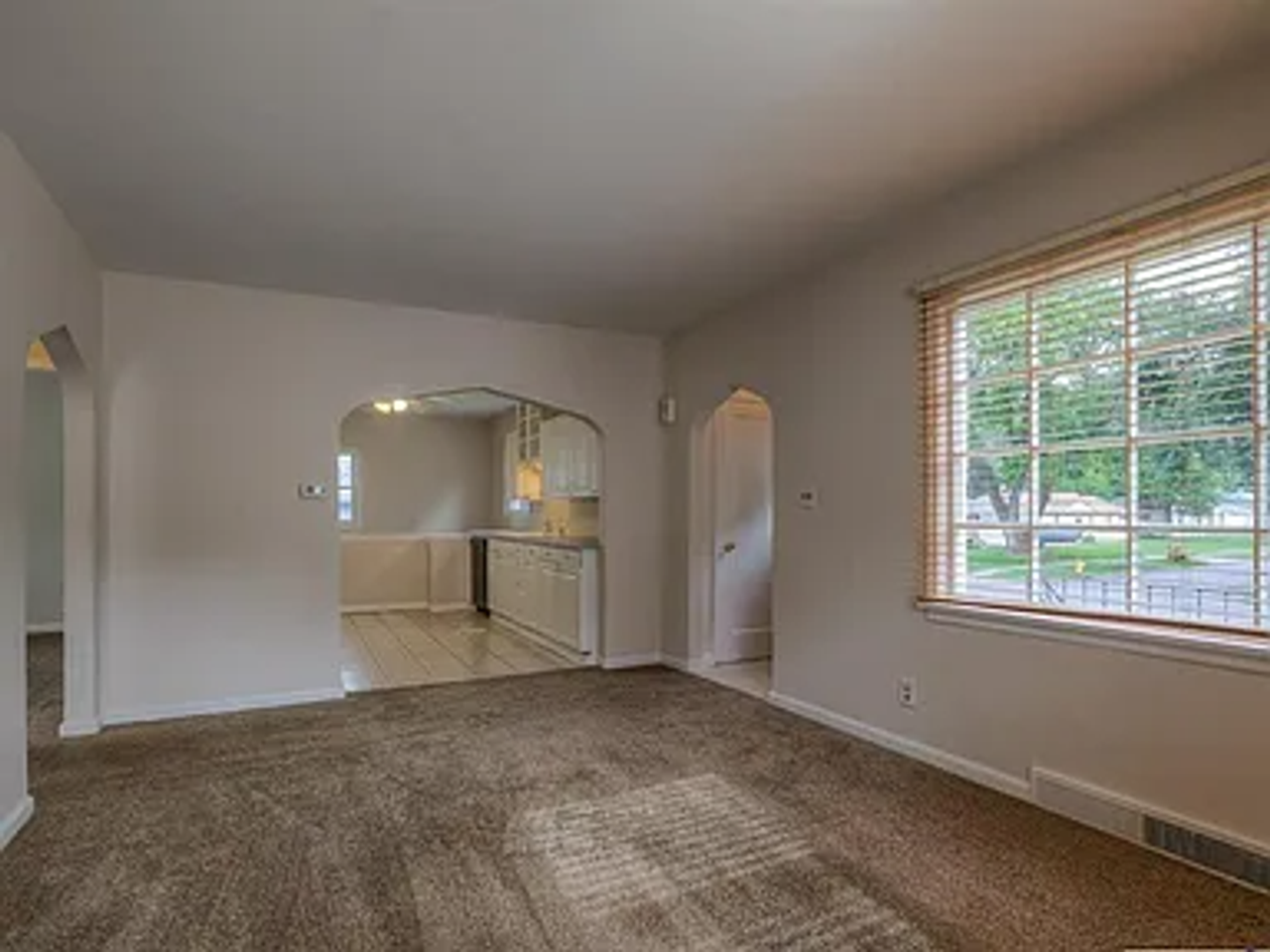 6843 Leavenworth St - Photo 2 of 22