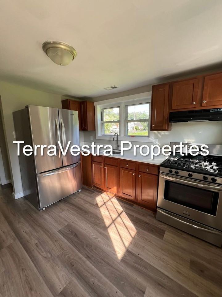205 Peace Ln - Photo 2 of 20