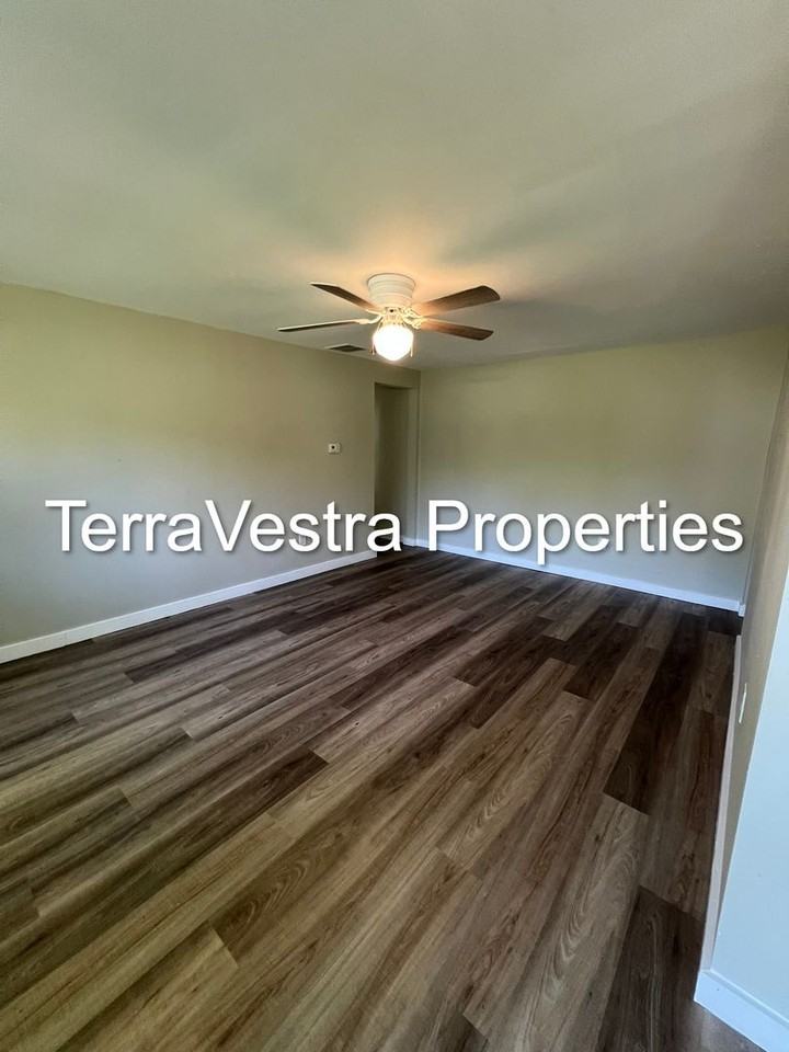 205 Peace Ln - Photo 5 of 20