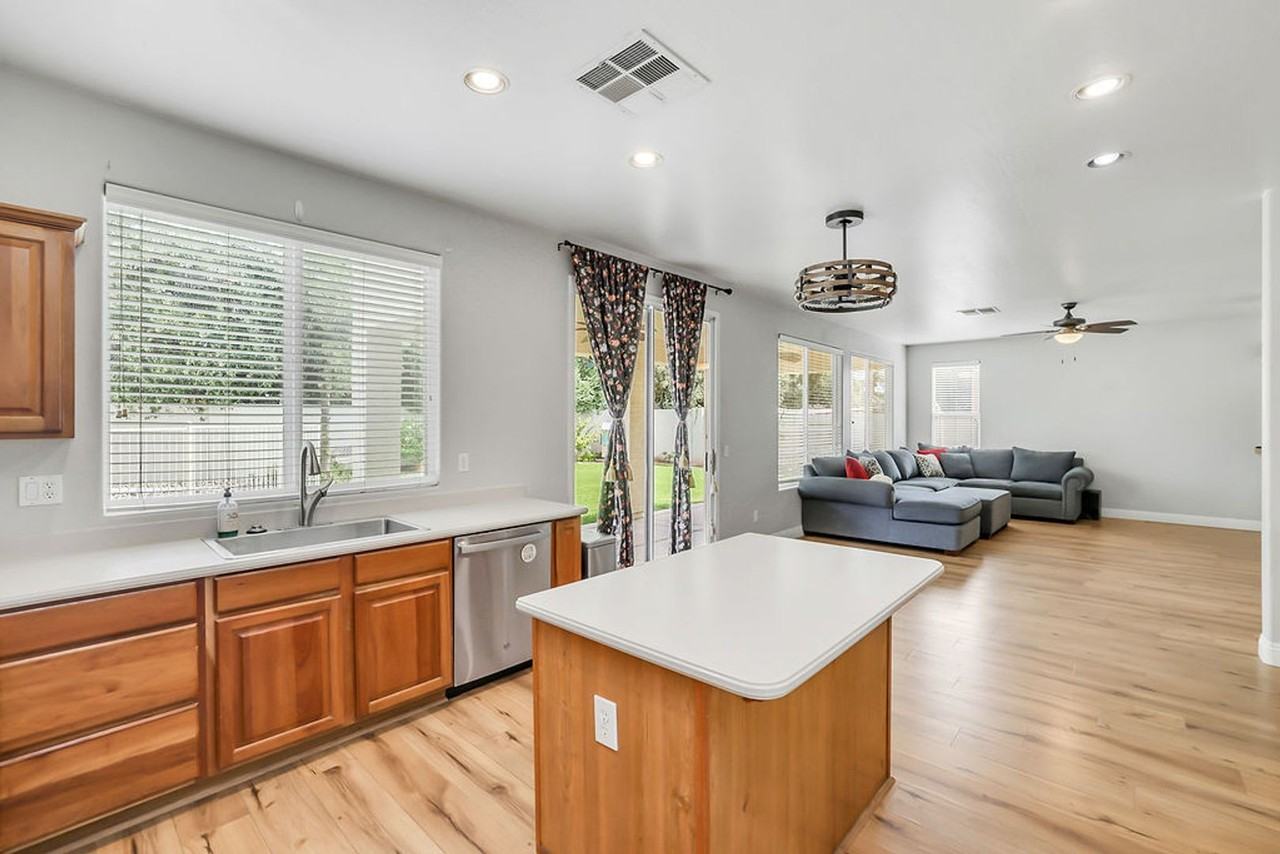 2922 E Lexington Ave - Photo 7 of 43