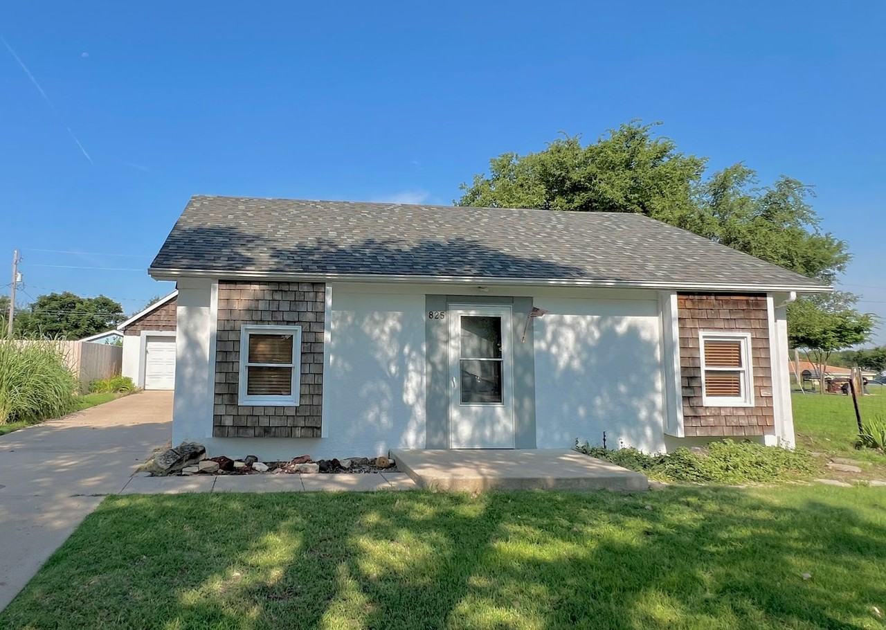 825 Hillcrest Dr - Photo 2 of 2