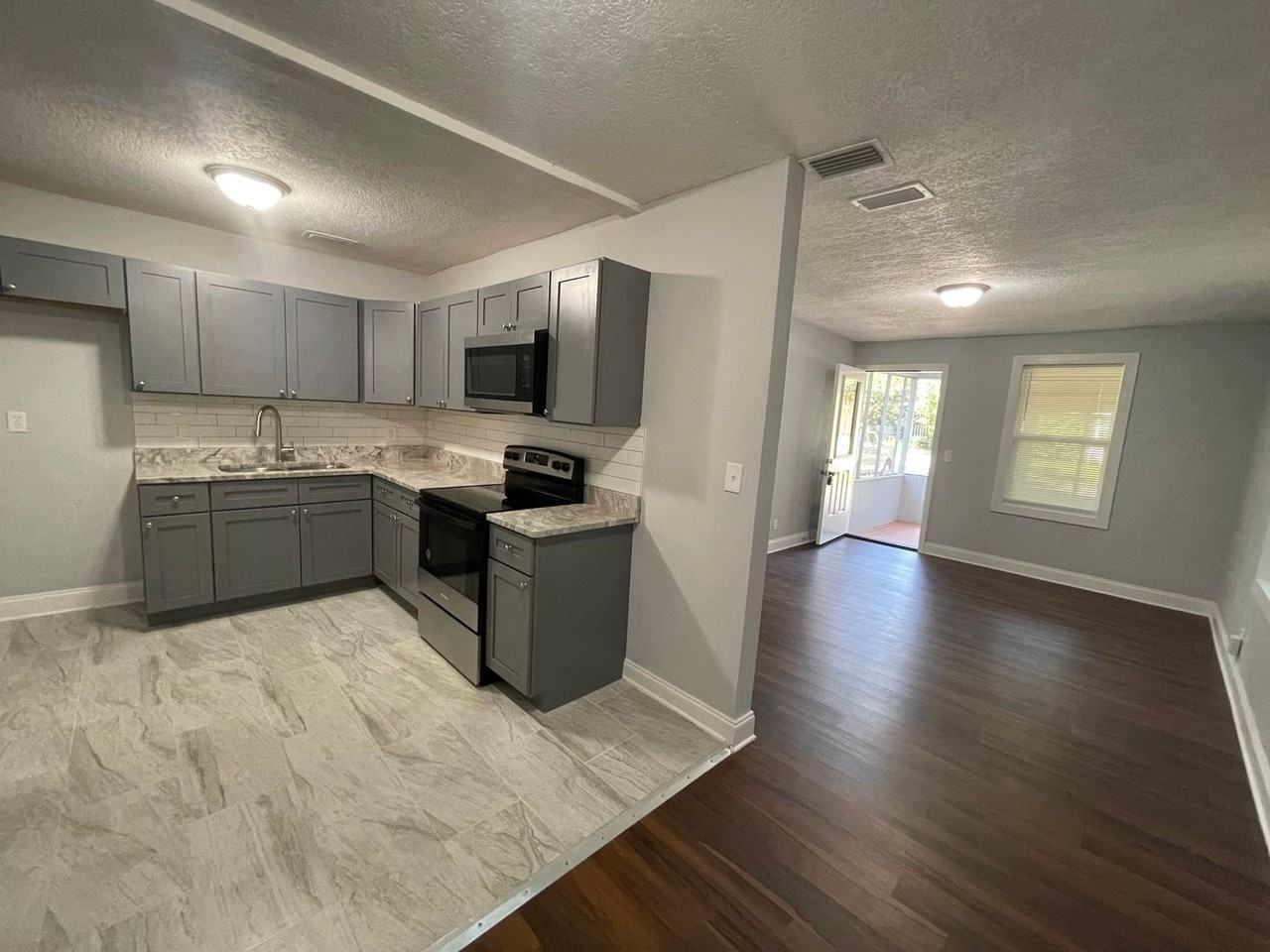 219 Cherokee St - Photo 3 of 17