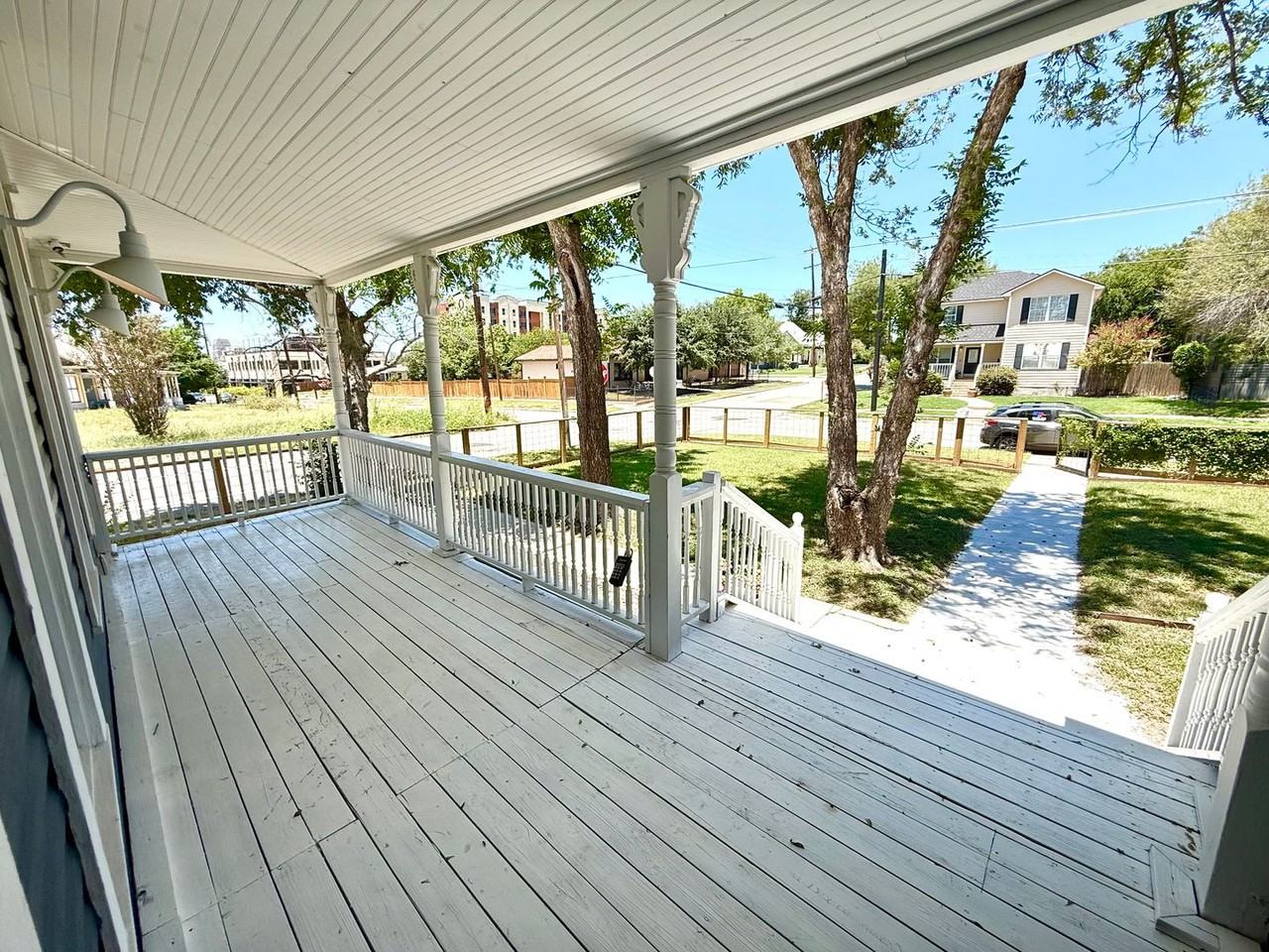 804 Dawson St - Photo 4 of 44