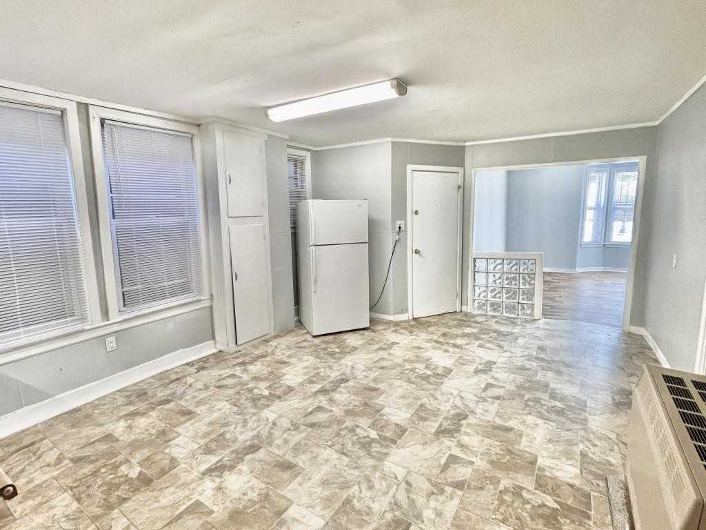181 Lincoln St - Photo 2 of 10