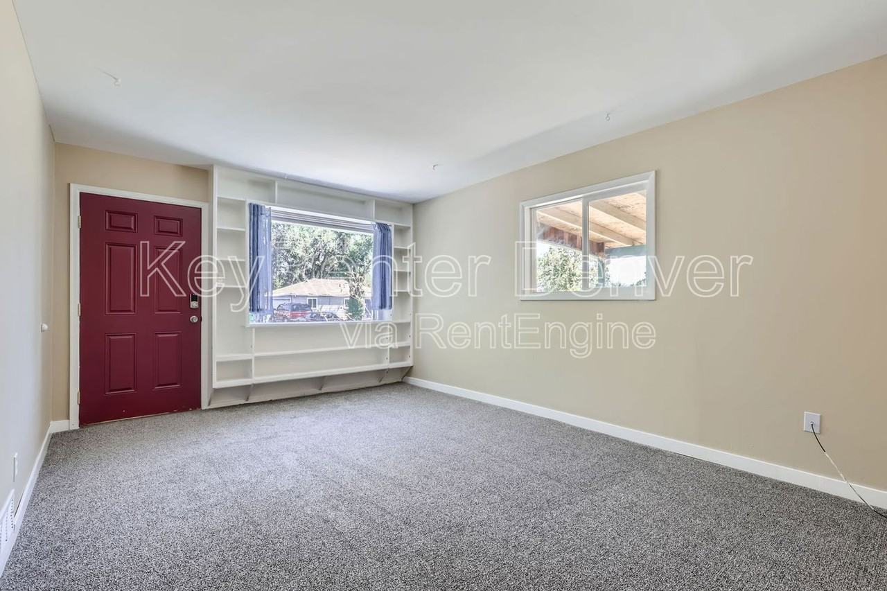 991 Vaughn St - Photo 3 of 15