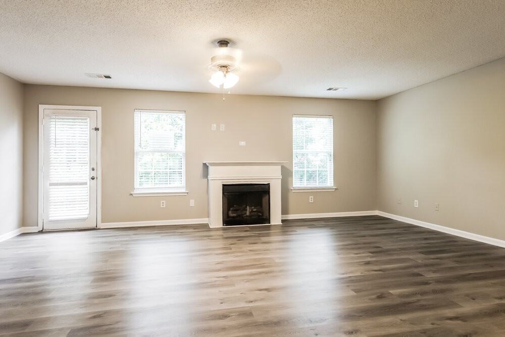 1915 Simmons Ln - Photo 4 of 17