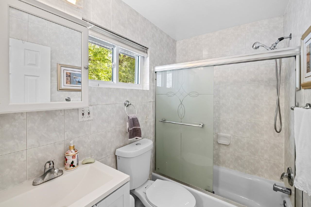 902 Leverton Rd - Photo 3 of 18