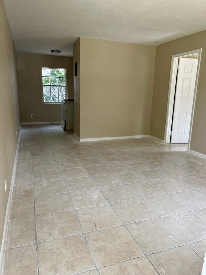 1405 College Park Lane, Unit B - Photo 2 of 4