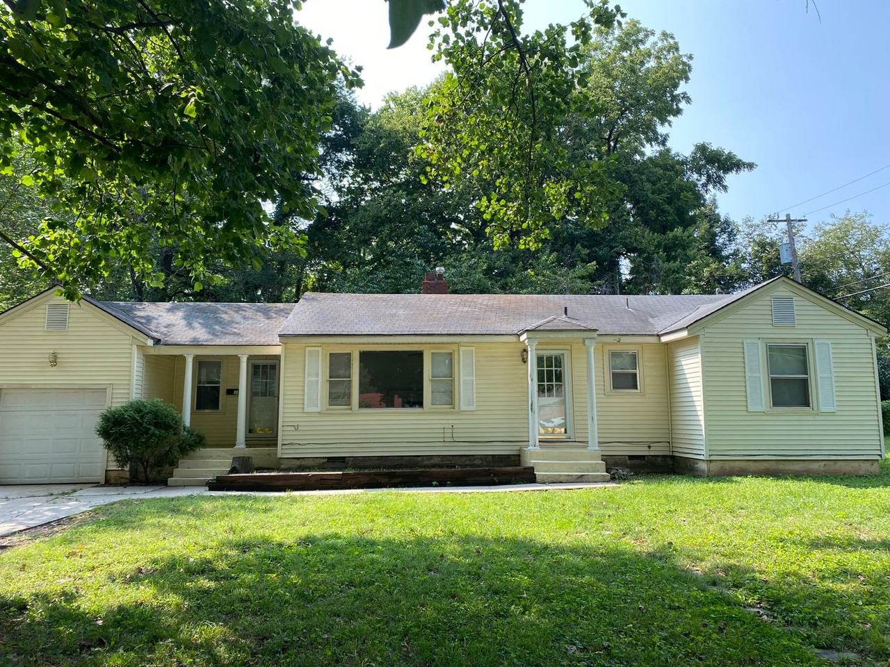 1161 S Kings Ave - Photo 2 of 15