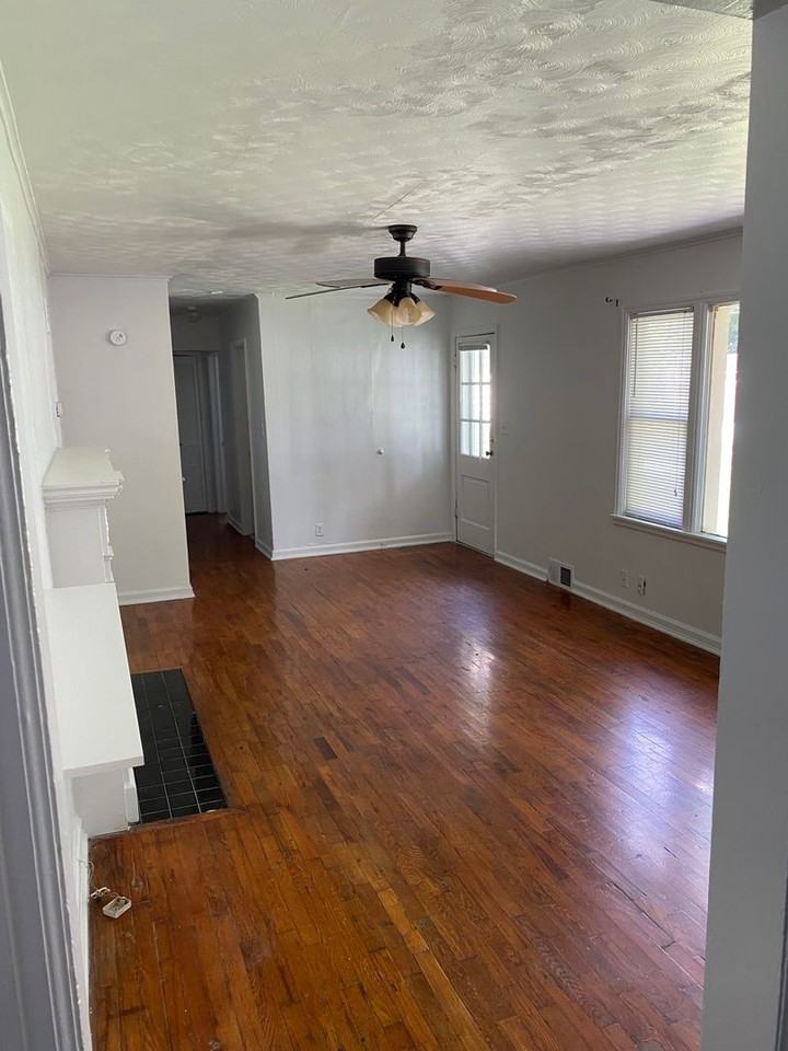1161 S Kings Ave - Photo 4 of 15