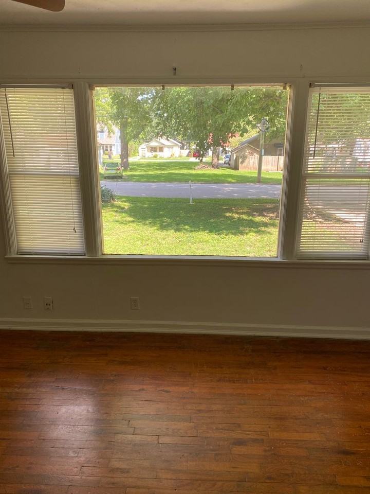 1161 S Kings Ave - Photo 5 of 15