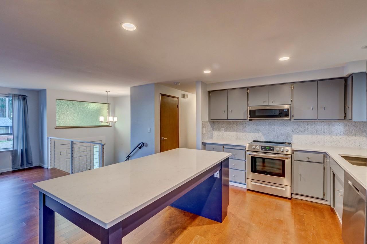 742 Sw 11th Ct - Photo 2 of 31