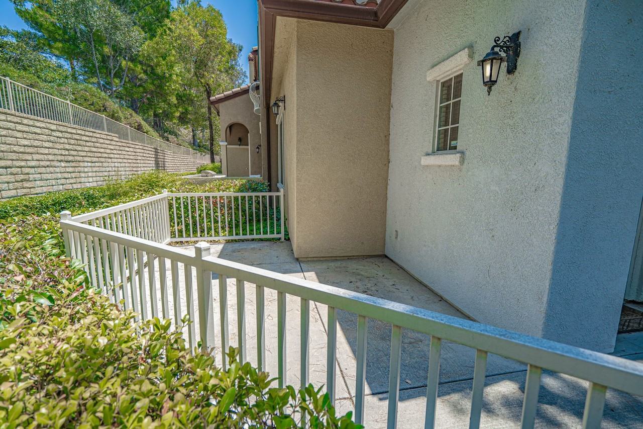23491 Abbey Glen Pl - Photo 2 of 25