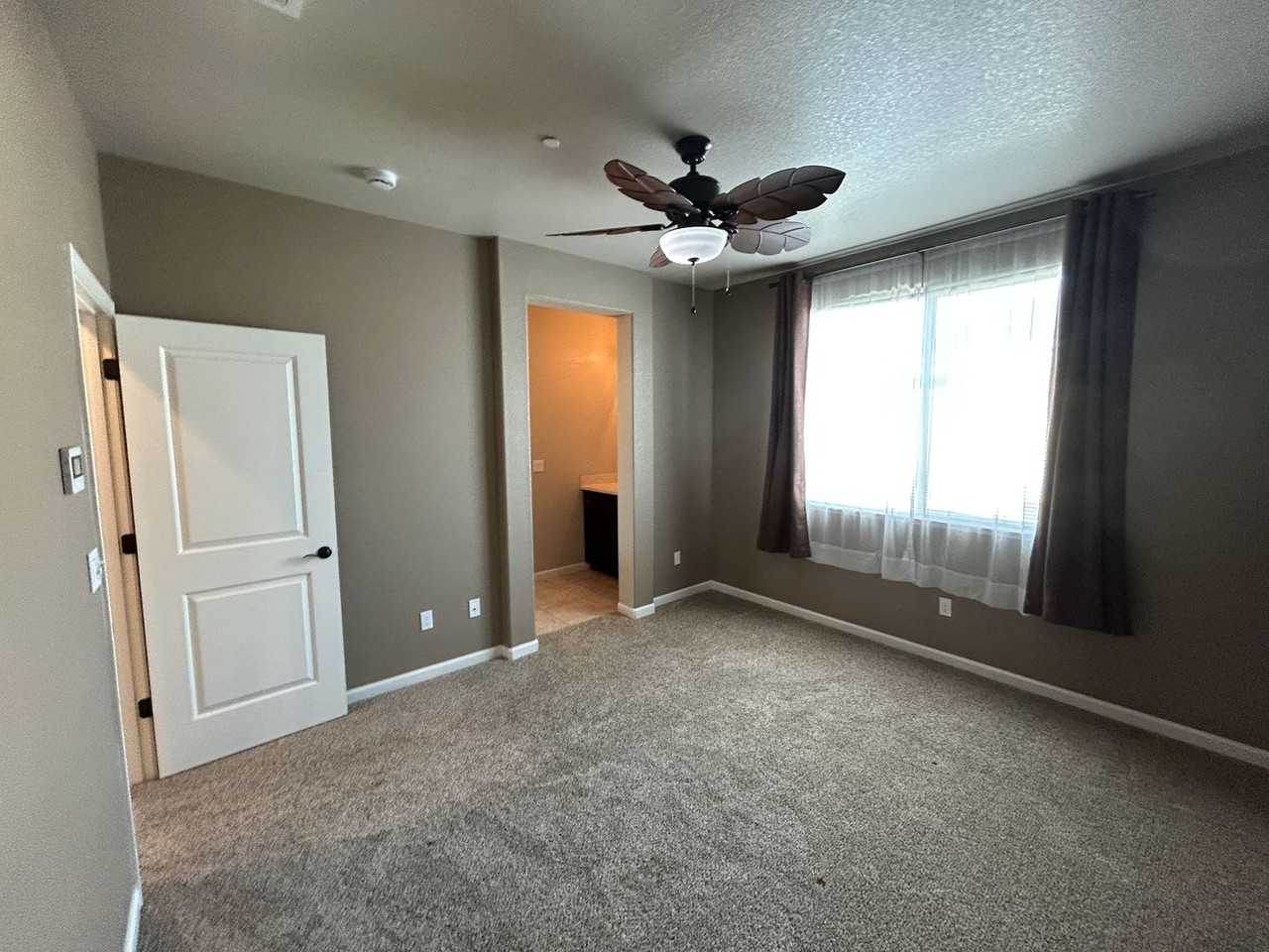 2479 Erickson St - Photo 4 of 17