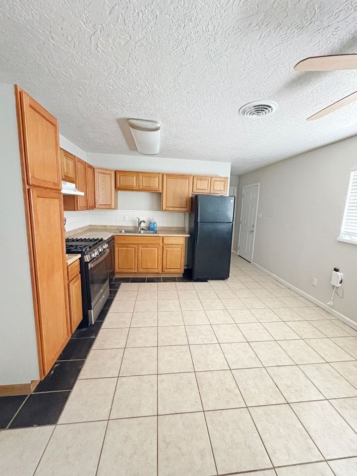 907 W Coal Ave - Photo 3 of 10