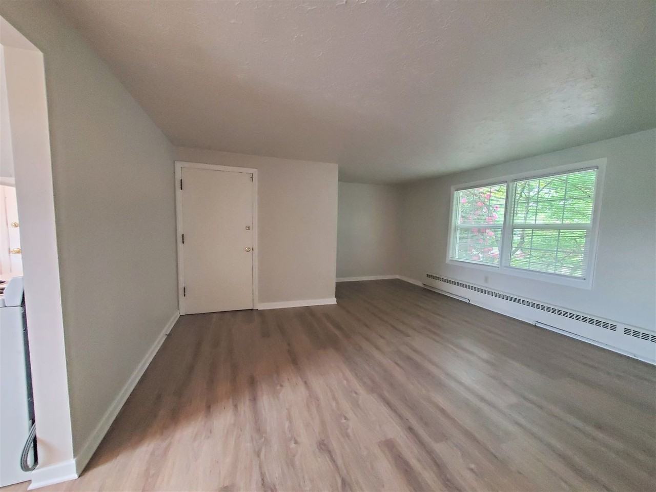 Manor Court Apartments - Photo 5 of 39