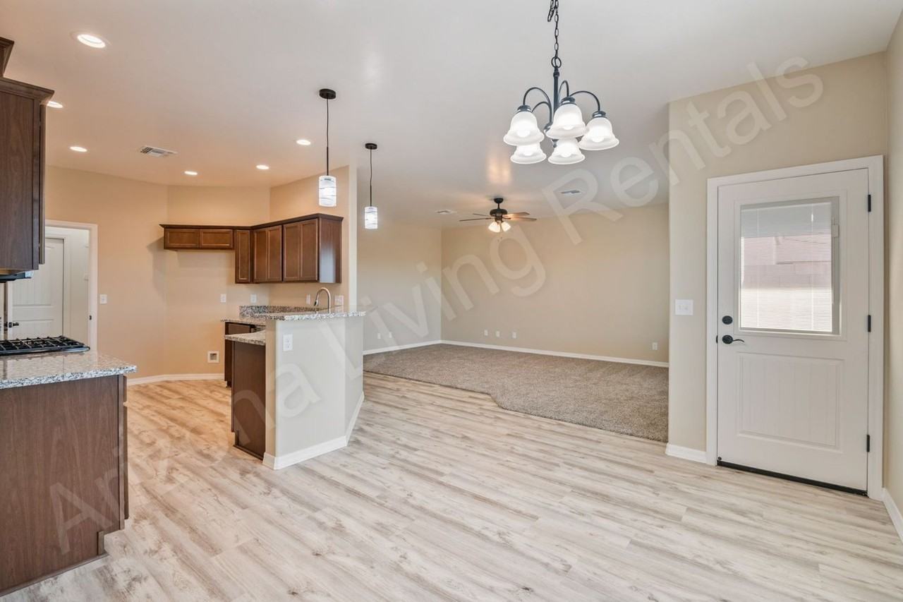 3851 North Mcvicar Avenue - Photo 6 of 25