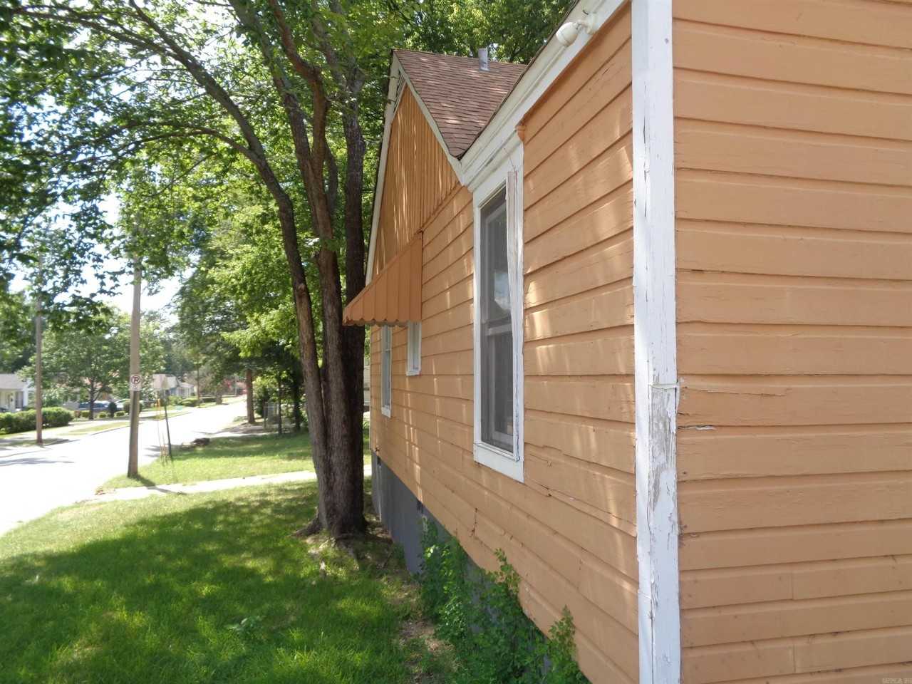 920 S Elm St - Photo 3 of 20