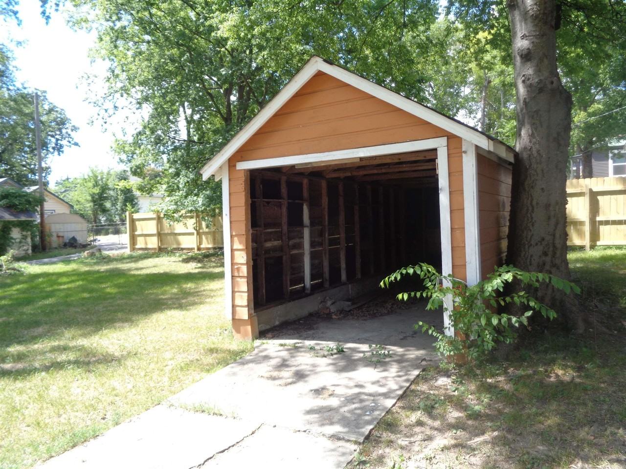 920 S Elm St - Photo 4 of 20