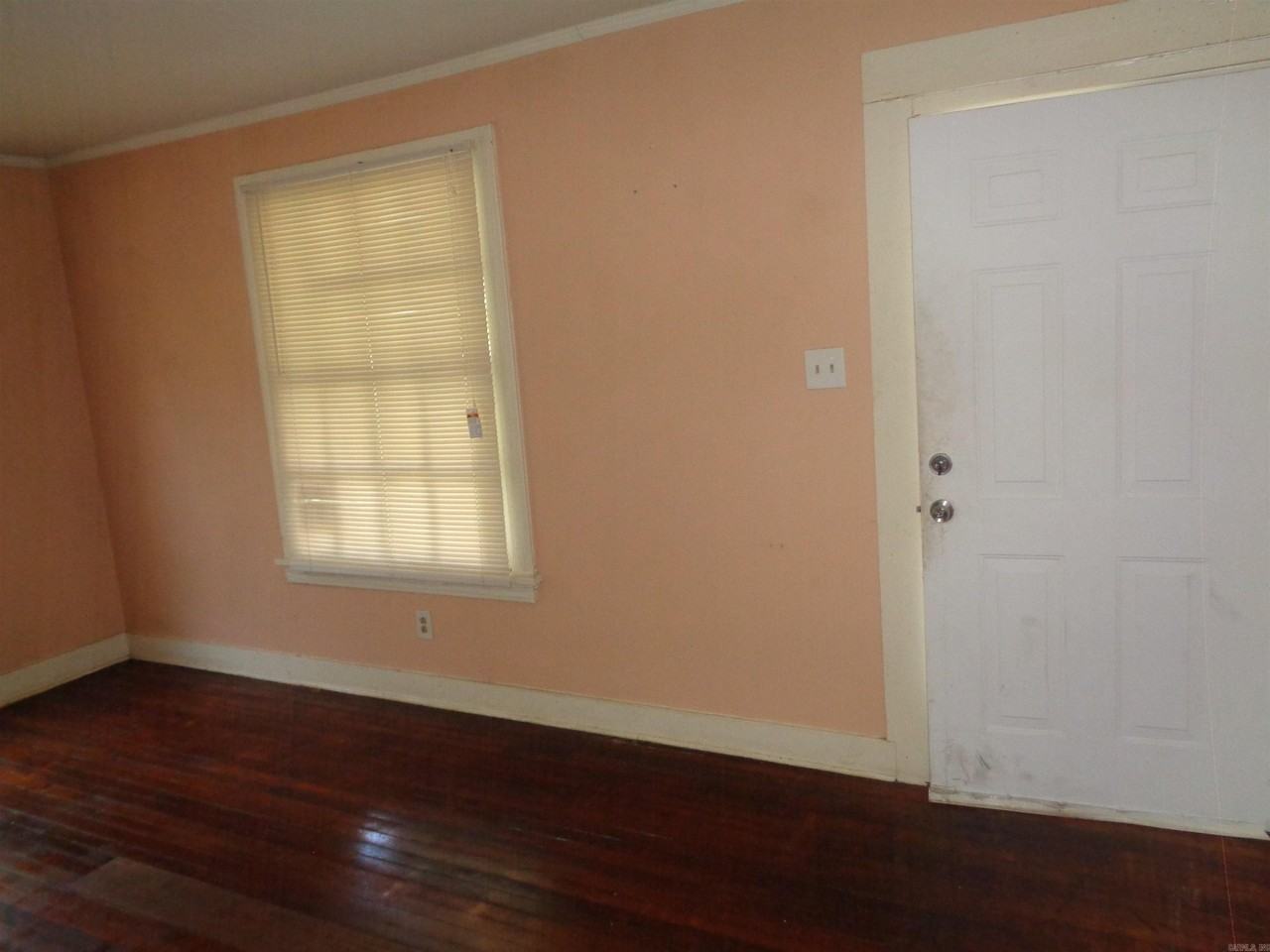 920 S Elm St - Photo 6 of 20