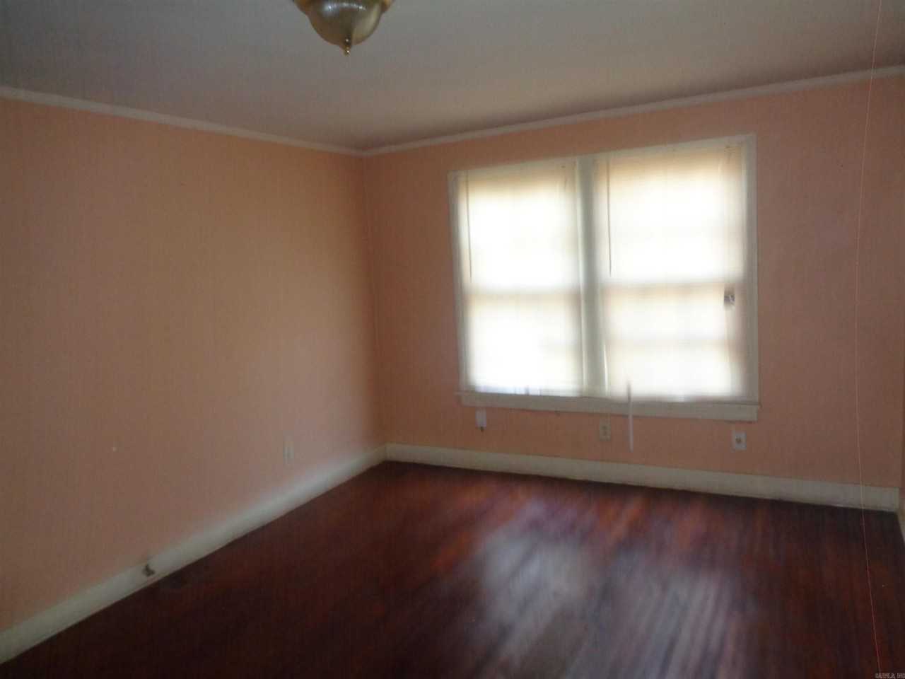 920 S Elm St - Photo 7 of 20