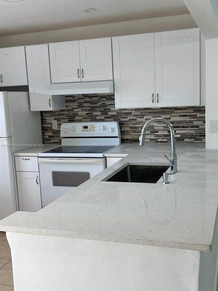 1015 Country Club Dr #302 - Photo 2 of 9