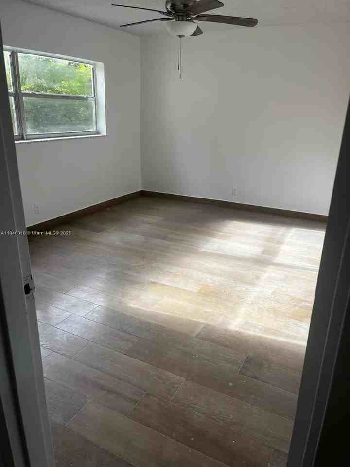 1015 Country Club Dr #302 - Photo 4 of 9