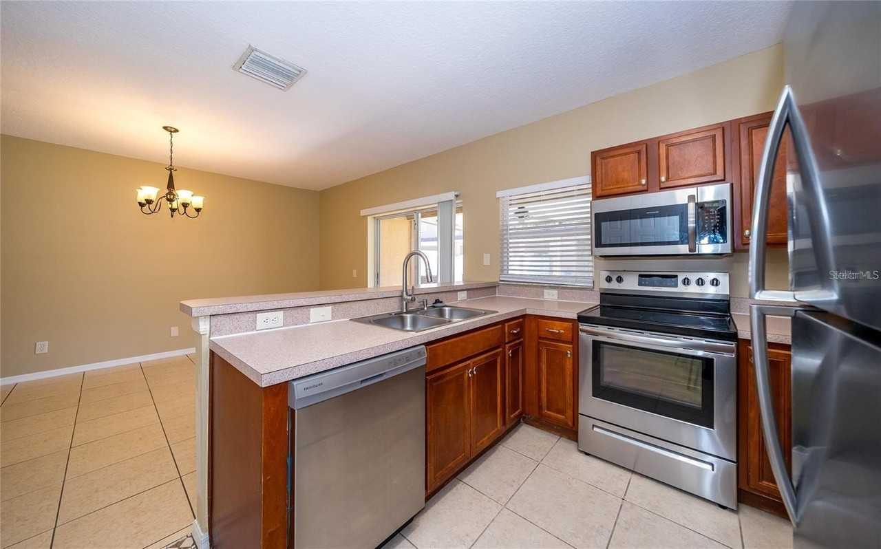 1238 Beckenham Way - Photo 2 of 31