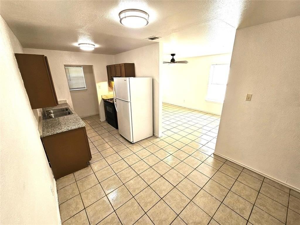 2837 Avenue J - Photo 5 of 25