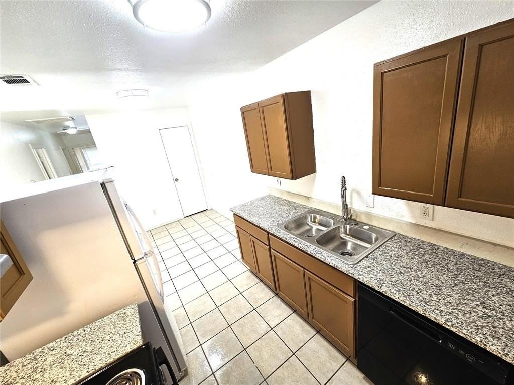 2837 Avenue J - Photo 6 of 25