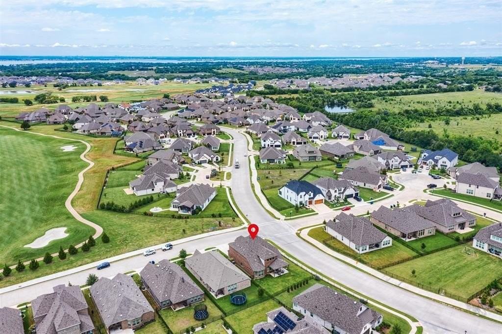 2536 Governors Boulevard - Photo 2 of 40