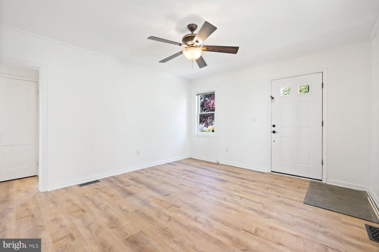 913 S Oak St - Photo 2 of 34