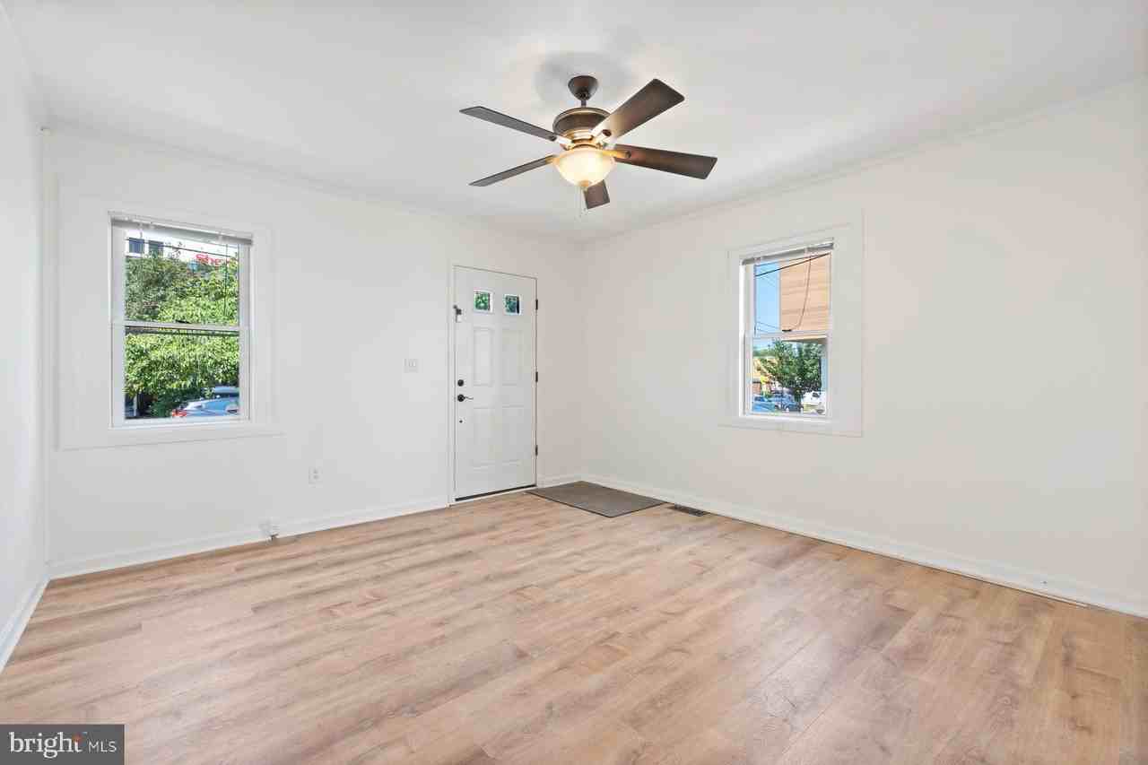 913 S Oak St - Photo 3 of 34