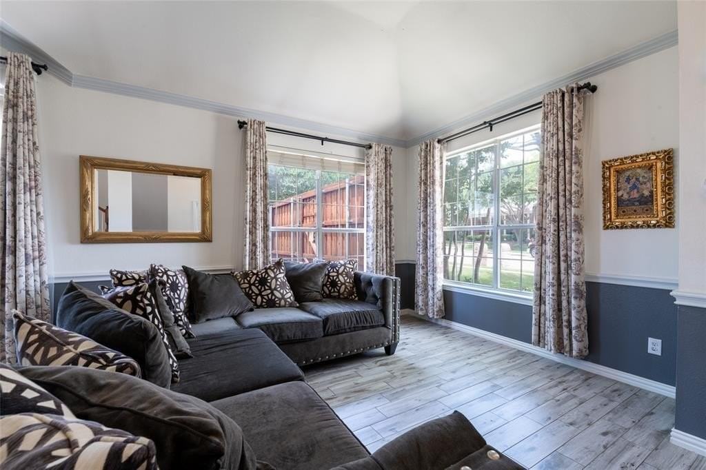 11761 Waterford Ln - Photo 3 of 30