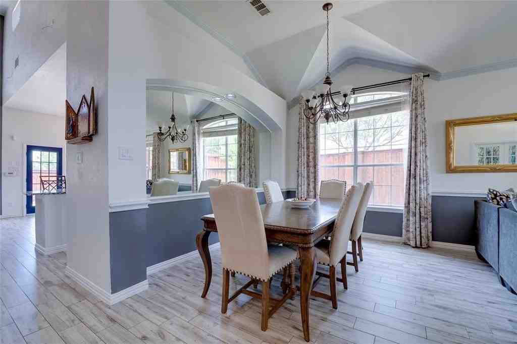 11761 Waterford Ln - Photo 5 of 30