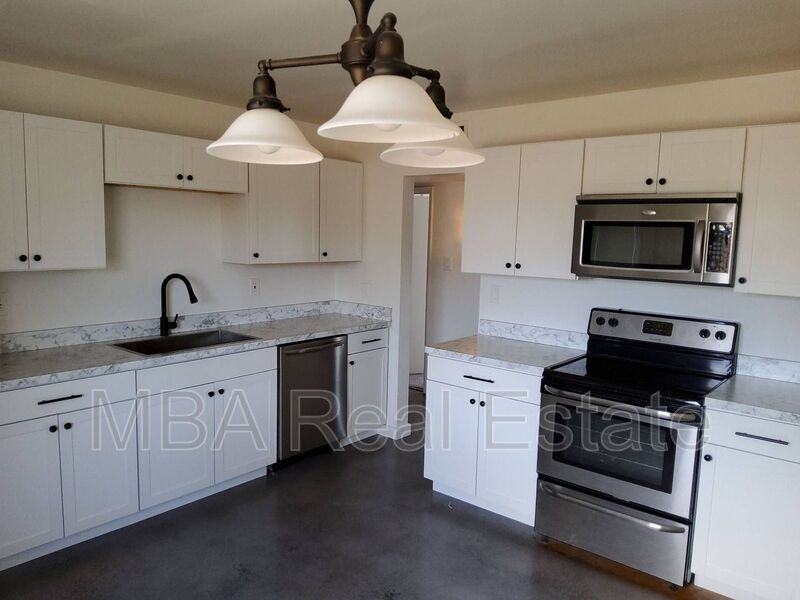 915 W 17th Pl - Photo 2 of 13