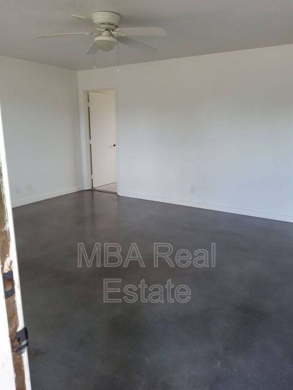 915 W 17th Pl - Photo 5 of 13