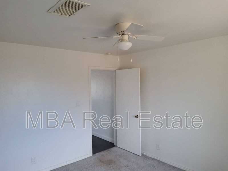 915 W 17th Pl - Photo 7 of 13