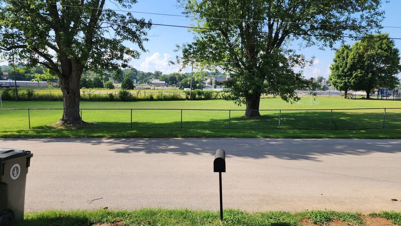 743 Rosedale Ave - Photo 3 of 15