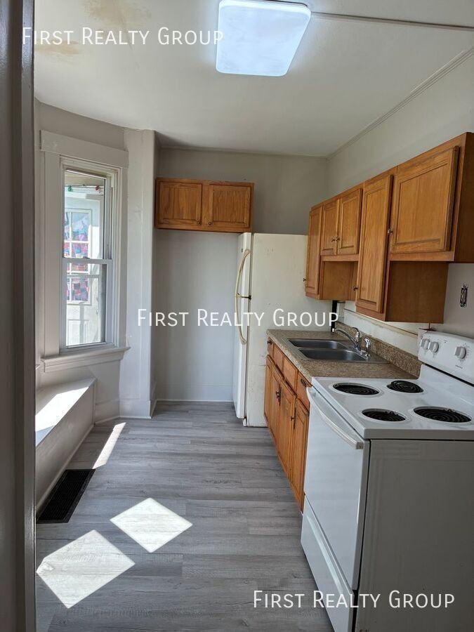123 E 6th St - Photo 2 of 5