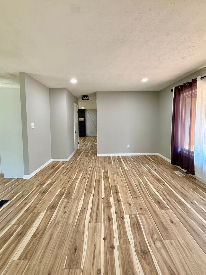 16406 Prairie Brook Rd - Photo 3 of 14