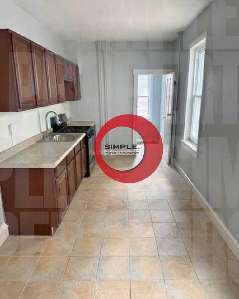 1048 Chestnut St - Photo 3 of 8