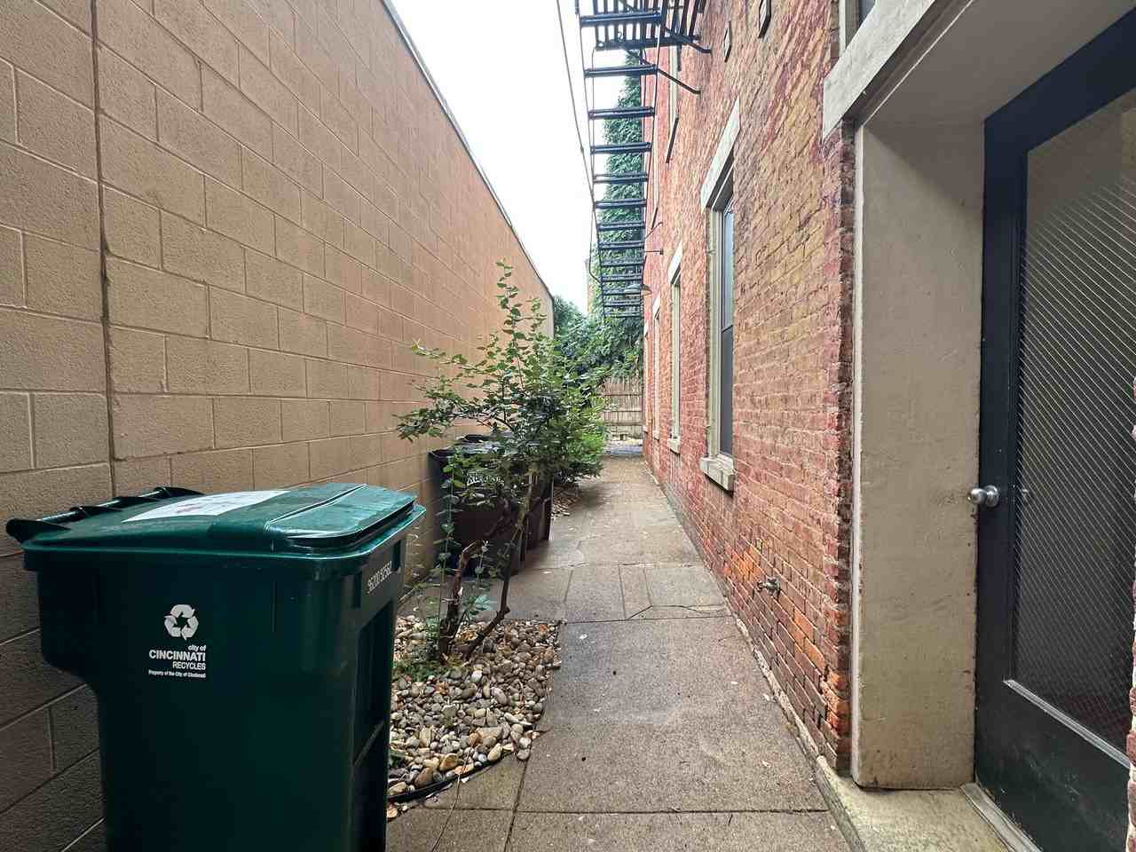 1431 Walnut St - Photo 4 of 6