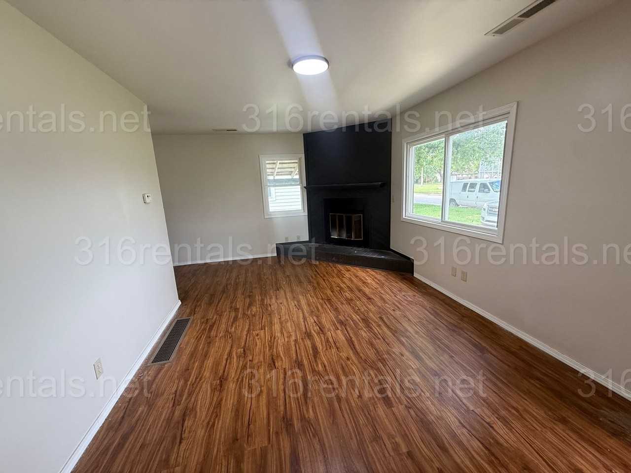 325 N Nelson Ave - Photo 4 of 12