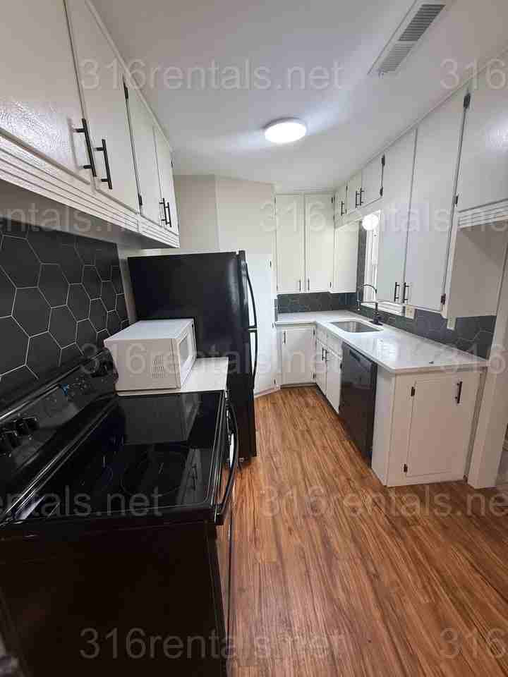 325 N Nelson Ave - Photo 5 of 12