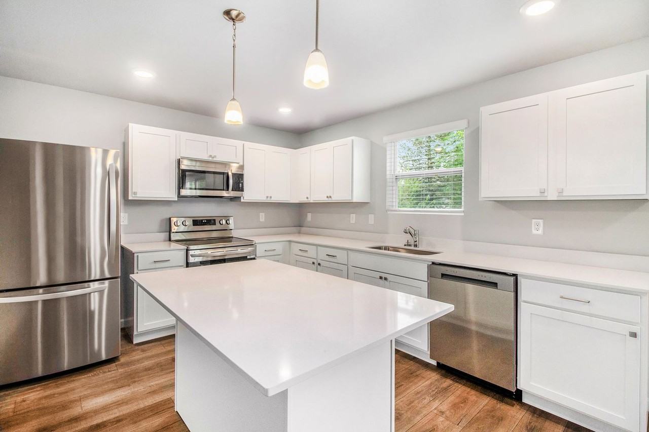2701 Sanderling Ct Se - Photo 2 of 19
